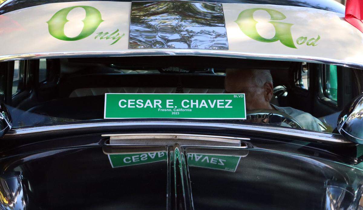 Albert Álvarez of the Fresno Bombs Car Club showed up with his 1937 Plymouth at the July 26, 2024 celebration of Cesar Chavez Boulevard in southeast Fresno. / Albert Álvarez, del Fresno Bombs Car Club, se presentó con su Plymouth 1937 en la celebración del 26 de julio de 2024 en el Bulevar César Chávez en el sureste de Fresno.