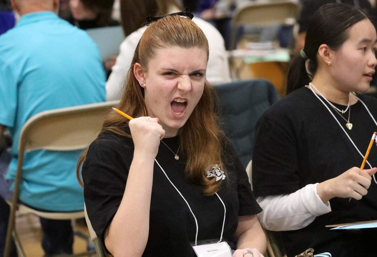 Malia Walker, de Coalinga High, reacciona después de una respuesta correcta en el Super Quiz en el Decatlón Académico del Condado de Fresno 2024, el 3 de febrero de 2024, en Sunnyside High School.