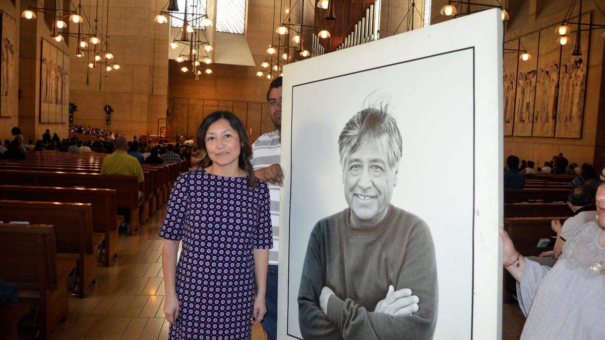 Julie Chávez Rodríguez), nieta del líder sindical César Chávez , posa junto a una fotografía de su abuelo antes de asistir a una misa celebrada en honor el 22 de abril de 2018, en la Catedral de Los Ángeles. Ella fue nombrada directora de la campaña presidencial del Presidente Joe Biden. --VIDA EN EL VALLE USE ONLY--