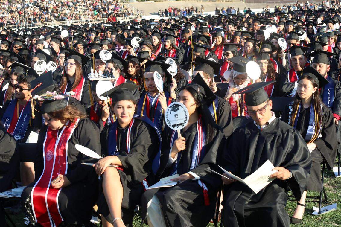 La Generación de 2023 rompió otro récord para el Fresno City College: 2,687 estudiantes fueron elegibles para participar en la ceremonia obteniendo 2,849 títulos. Ceremonia de graduación del Fresno City College, el viernes 19 de mayo, en el Ratcliffe Stadium.