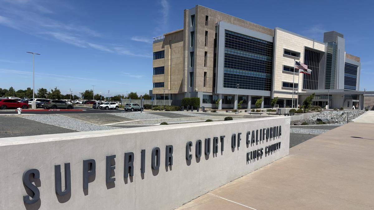 El Tribunal Superior del Condado de Kings, en Hanford, dictaminó el miércoles que el condado debe continuar prestando servicios de protección contra incendios dentro de la ciudad de Avenal, y que la ciudad debe acatar la autoridad del jefe de bomberos del condado y cumplir con todos los códigos aplicables de seguridad contra incendios y seguridad humana.