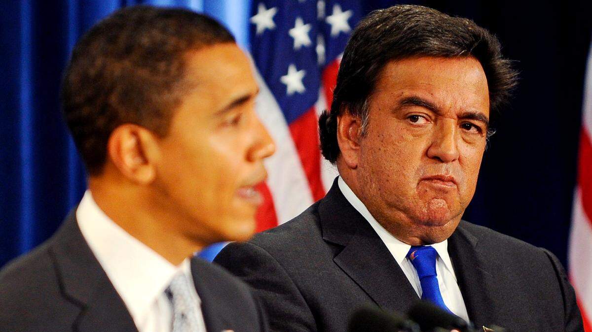 El gobernador de Nuevo México, Bill Richardson, escucha mientras el presidente electo Barack Obama anuncia su elección para ser Secretario de Comercio de Estados Unidos durante una conferencia de prensa en Chicago en diciembre de 2008.
