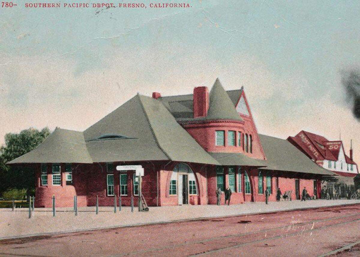 Construido en el lugar de nacimiento de Fresno, el depósito de Southern Pacific Railroad de 1889 se muestra en una postal de principios de 1900. Está en Tulare Street, cerca de H Street.