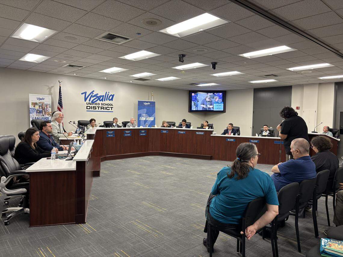 La comunidad insta al distrito escolar de Visalia a auditar la respuesta al insulto homófobo en la reunión de la junta escolar del martes 10 de marzo.