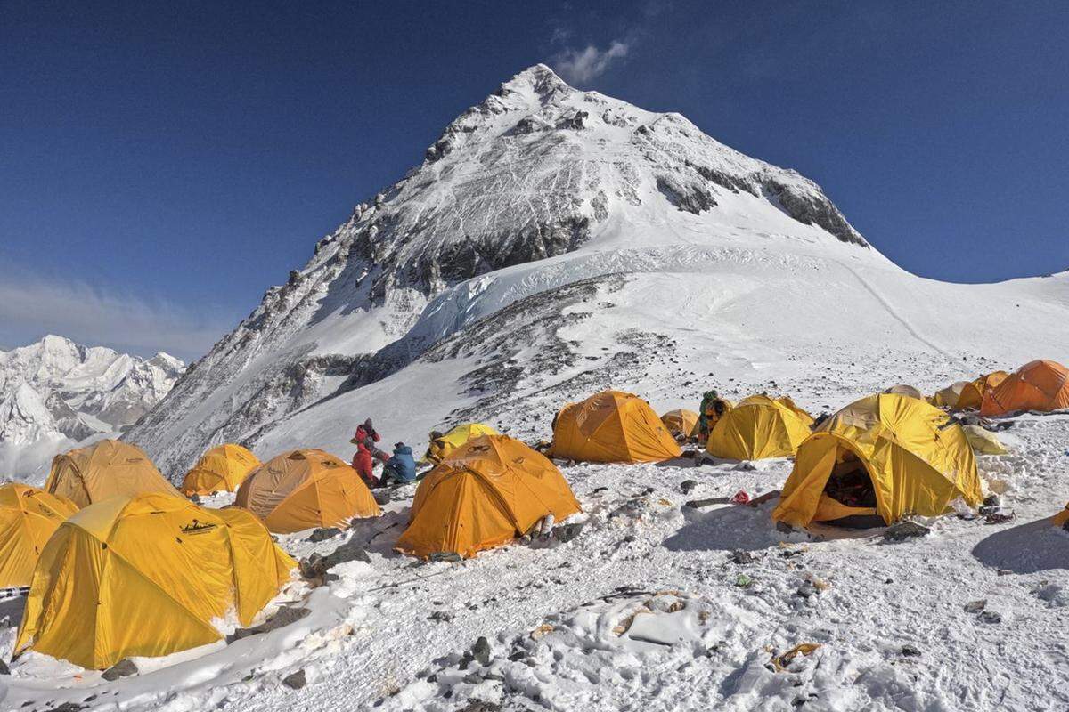 Fotografía cedida por Dora Raudales que muestra un campamento base en el ascenso al Everest.
