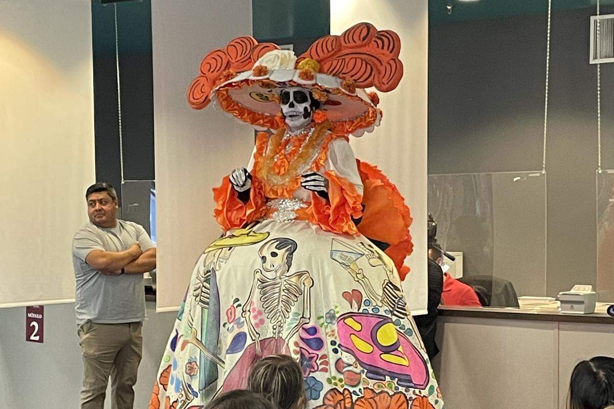 El viernes 31 de octubre, el Consulado de México en Fresno celebró el Día de Muertos, la tradición más emblemática de México. La celebración contó con la presencia de La Catrina de Visalia, Lety Valencia, quien compartió con la comunidad la importancia de esta celebración como parte de su identidad cultural.