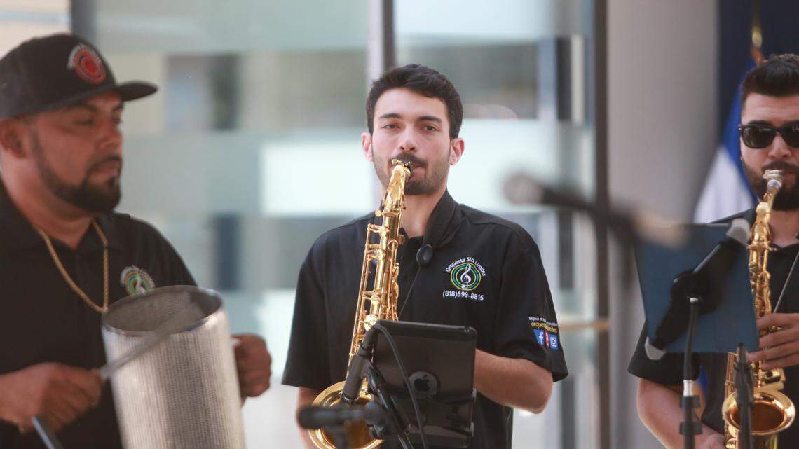 Miembros de la Orquesta Sin Limites del sur de California que viajaron a Fresno el sábado 17 de septiembre en las instalaciones del Consulado General de El Salvador en Fresno para celebrar por primera vez el Dia de la Independencia de su país natal, que este año conmemora 201 años.