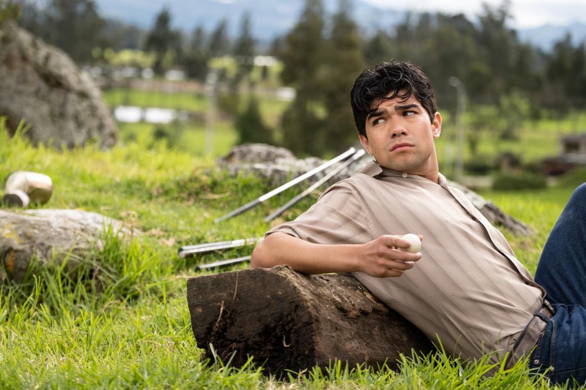 El actor Miguel Ángel García como 'Felipe Romero' en la película dirigida por latinos 'The Long Game', inspirada en el libro 'Mustang Miracle', en los cines de todo el país a partir del 12 de abril.