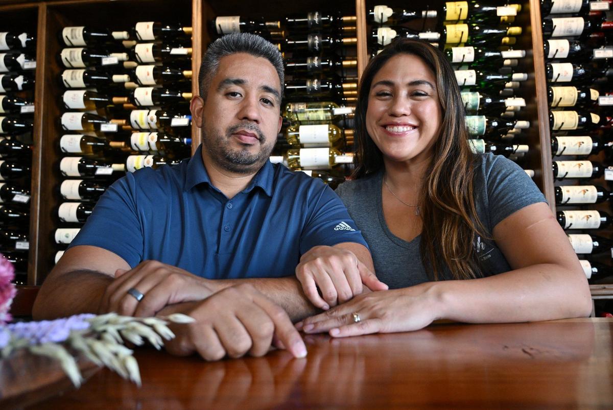 Raúl Gutiérrez Jr., izquierda, y Jovanie "Jo" Gutiérrez abrieron Oak Hill Wine + Bistro en el antiguo local de Vino Grille &amp; Spirits.