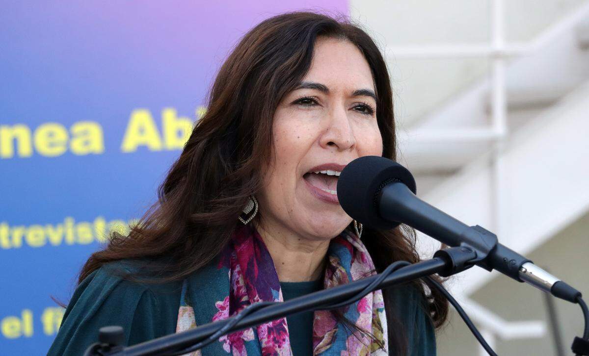 Reyna Villalobos, de la Sierra Health Foundation, habla durante la entrega de un cheque de $2 millones para la expansión de Radio Bilingüe, el 8 de noviembre de 2023.