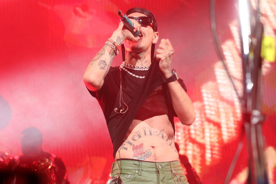 El cantante mexicano Erick Aragón –más conocido como Codiciado– actuó el sábado 4 de mayo en el Save Mart Center de Fresno con su gira 'Ando Enfocado US Tour'.