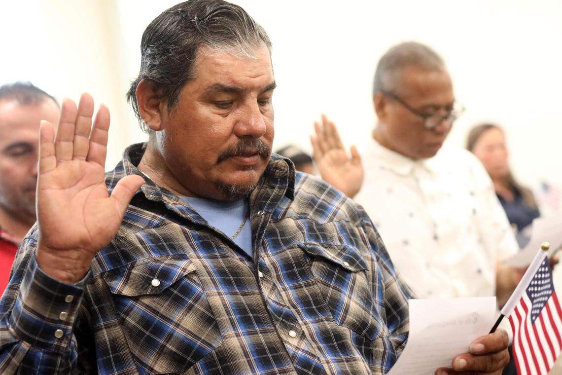 José Guadalupe Torres, de origen mexicano, es una de las personas del Valle proveniente de varios países que tomaron juramento a la bandera de los Estados Unidos la mañana del miércoles (26 de abril) durante una ceremonia de naturalización en la oficina del Servicios de Inmigración y Ciudadanía de los Estados Unidos en Fresno.