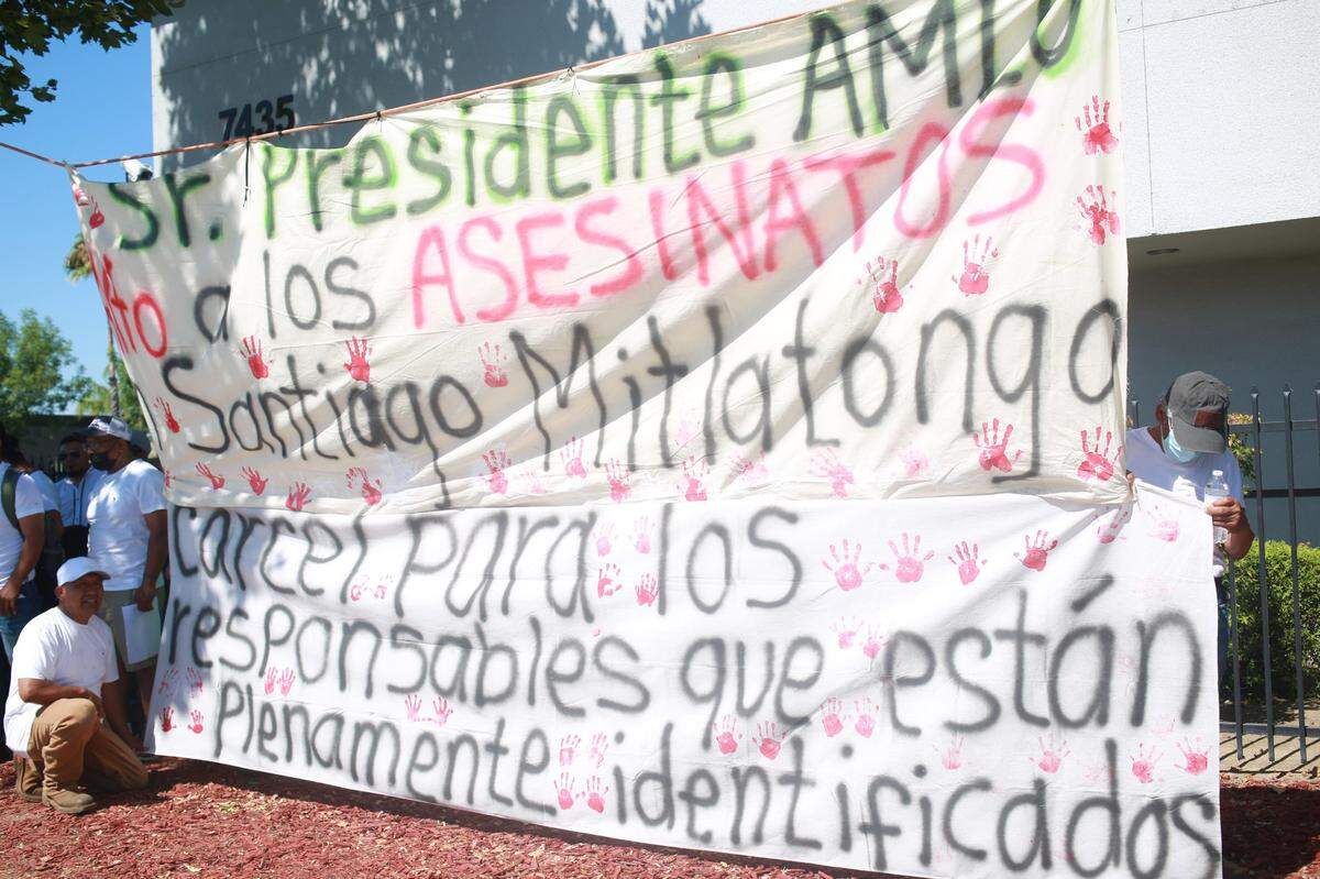 Oaxaqueños radicados en Fresno alzaron su voz la mañana del lunes (11 de julio) a las afueras del Consulado de México en Fresno pidiendo al gobierno mexicano que haga justicia y tome acción por la violencia que se está viviendo en su pueblo natal de Santiago Mitlatongo, Nochixtlán, Oaxaca.