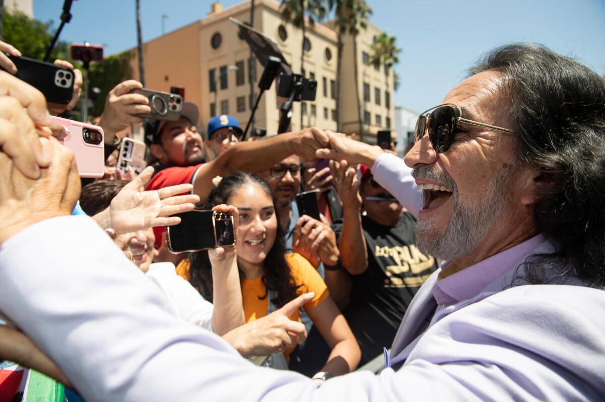 Marco Antonio Solís se convirtió en el único hispano con dos estrellas en el Paseo.