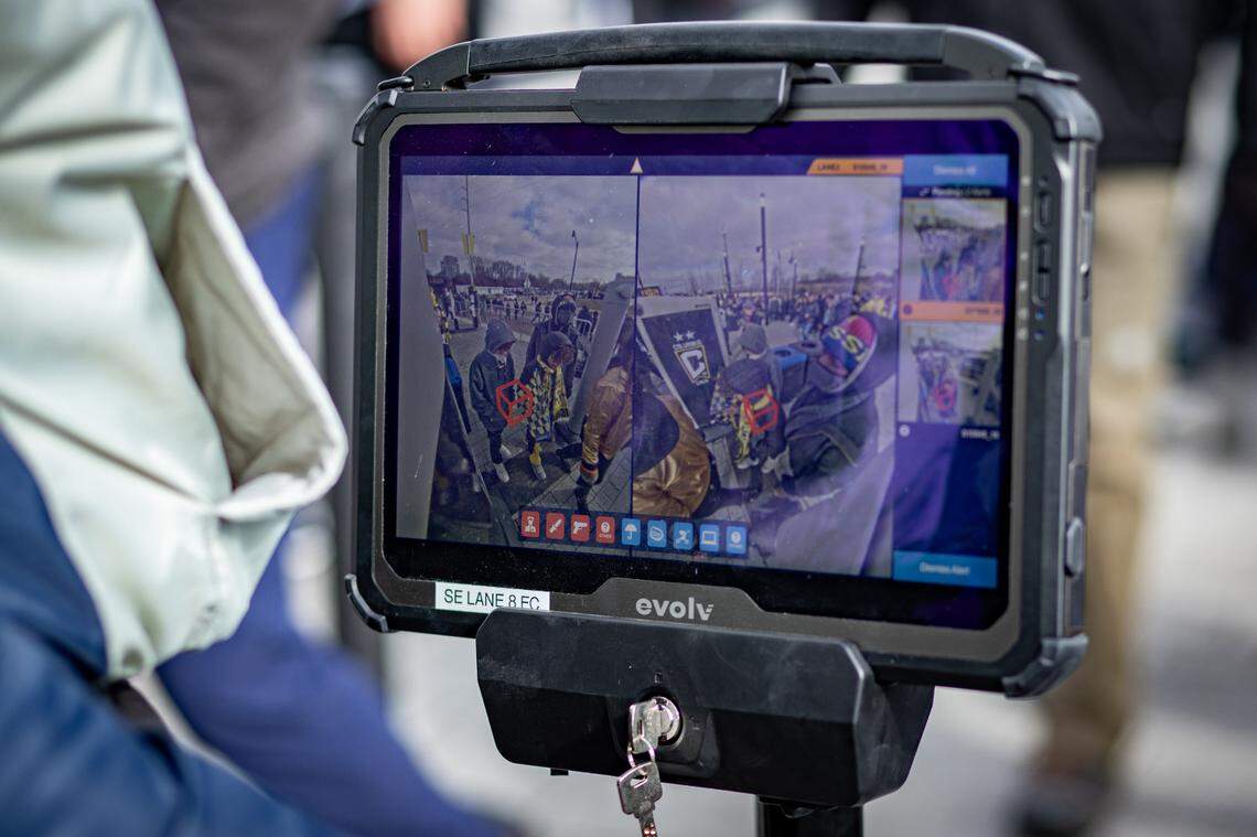 El sistema de detección de armas Evolv Express produce una imagen de las personas que pasan por delante de sus sensores con un recuadro rojo alrededor de una posible arma. Como el recuadro aparece en la zona específica de las pertenencias de la persona en la que se ha detectado el arma, se realiza un registro secundario dirigido a esa zona. Cortesía de Evolv Technology.