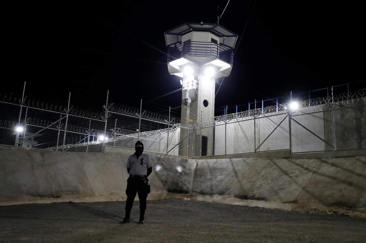 Fotografía de guardias en el interior del Centro de Confinamiento del Terrorismo (CECOT), la nueva cárcel construida por el gobierno de El Salvador, hoy, en Tecoluca (El Salvador). De concreto y hierro. Con esos materiales principalmente está construida la cárcel más grande de El Salvador y de América que tiene una capacidad para hasta 40.000 pandilleros de la Mara Salvatrucha (MS13), Barrio 18 y otros grupos minoritarios, quienes permanecerán totalmente aislados y con máxima seguridad.