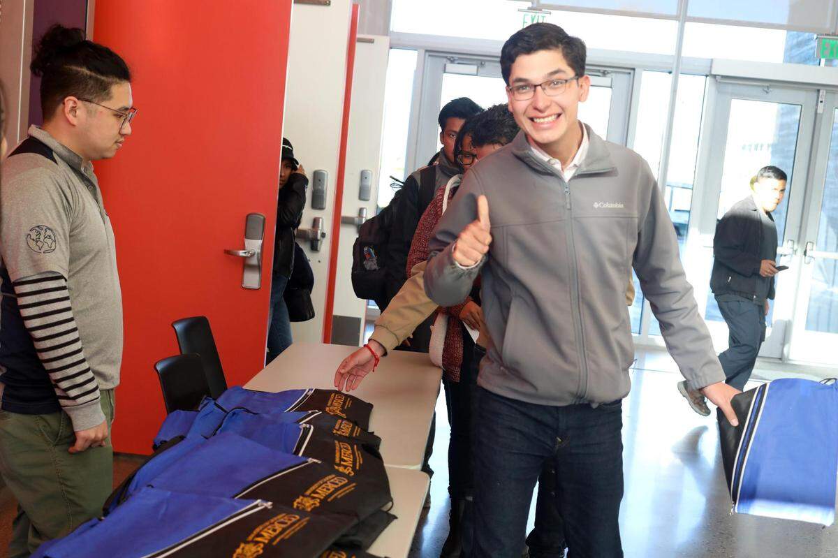Miguel Zavala García estudiante de la Universidad Autónoma Chapingo visita la Universidad de California, Merced el 1 de marzo durante un viaje educativo de 10 días a los Estados Unidos.