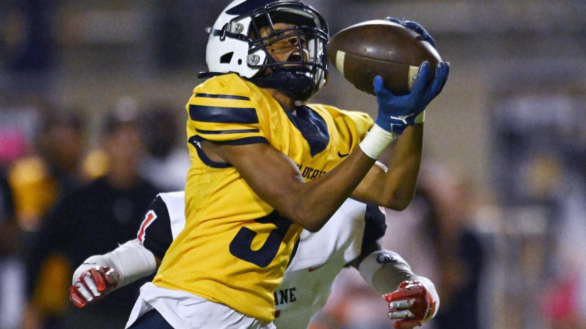 Sunnyside’s Tyrin Pree makes the catch while covered by McLane’s Da’zir Newhouse on Friday, Oct. 20, 2023 in Fresno.