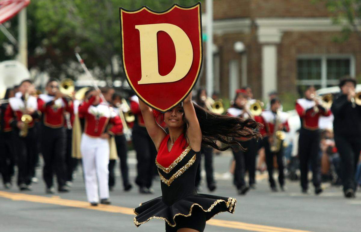 The Washington Intermediate School marching band participated in the Dinuba Cinco de Mayo Parade on May 4, 2024. The parade was led by Cinco de Mayo Queen Andrea Parra-López and grand marshal Pastor Mark Romero. / La banda de música de Washington Intermediate School participó en el Desfile Dinuba del Cinco de Mayo el 4 de mayo de 2024. El desfile fue encabezado por la Reina del Cinco de Mayo Andrea Parra-López y el gran mariscal Pastor Mark Romero.