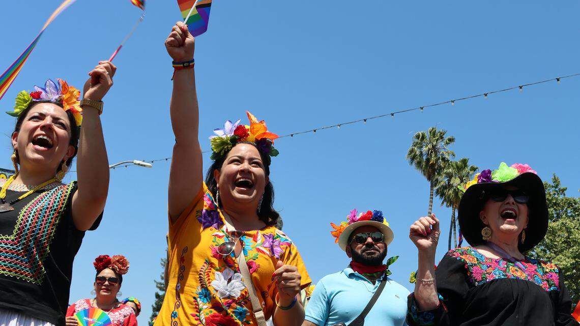 Adriana González Carrillo, cónsul titular del Consulado de México en Fresno, participó en el Desfile del Orgullo del Arcoíris de Fresno en el Distrito Tower el 3 de junio de 2023. En el extremo derecho está Lupita Lomelí de Univision Fresno. / Adriana González Carrillo, head consul of the Mexican Consulate in Fresno, participated in the Fresno Rainbow Pride Parade in the Tower District on June 3, 2023. At far right is Lupita Lomelí of Univision Fresno.