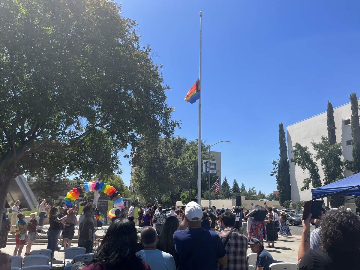 Por sexto año consecutivo se izó la bandera del arcoíris en Fresno City Hall para celebrar el Mes del Orgullo y enviar un mensaje de inclusividad a la comunidad LGBTQ+ de la ciudad el viernes 5 de junio de 2026.