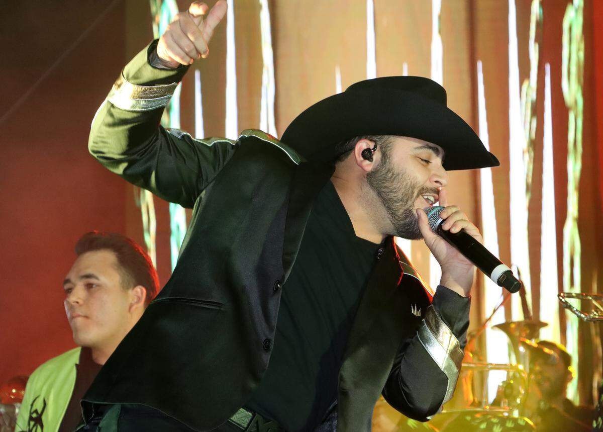 Gerardo Ortiz canta durante el último concierto del año en el parque Chukchansi en Frenso el 29 de octubre, 2022.
