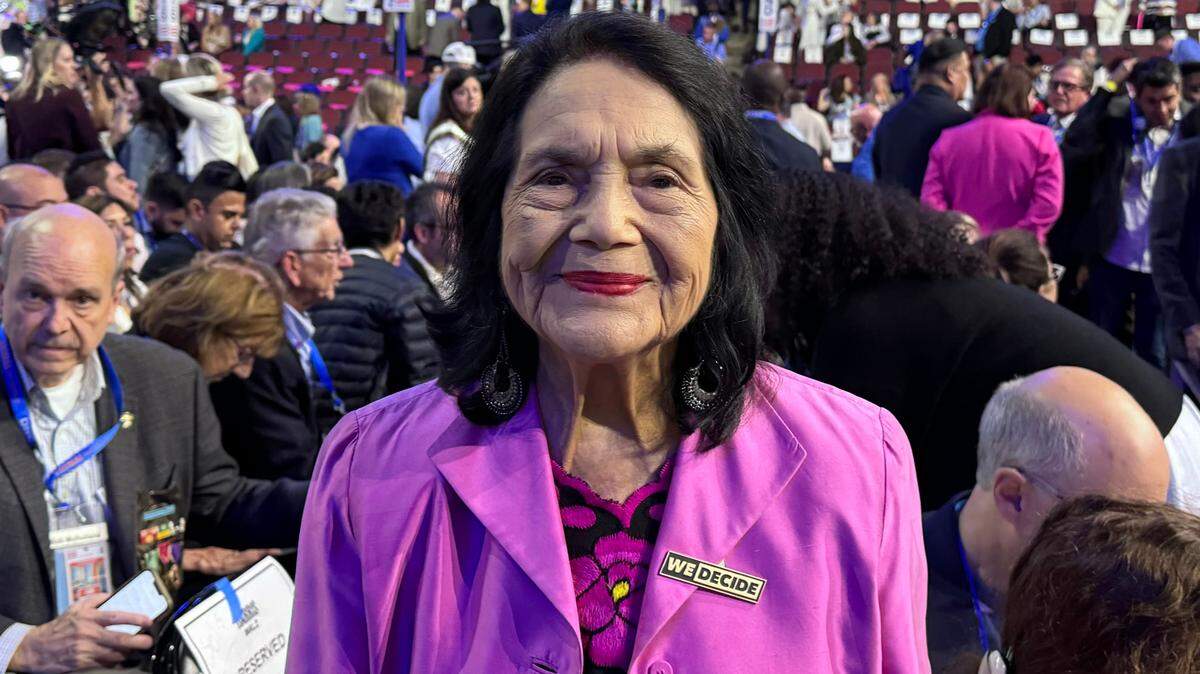 La líder sindicalista estadounidense Dolores Huerta asiste a la Convención Nacional Demócrata el 22 de agosto en Chicago. / American labor leader Dolores Huerta attends the Democratic National Convention on Aug. 22 in Chicago.