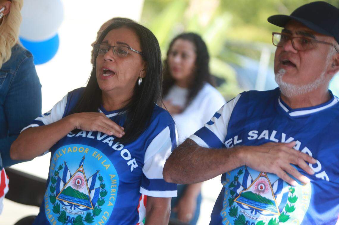 Nora Morataya – quien vive en Clovis y es originaria de Santa Ana, El Salvador con su esposo Alvaro, el sábado 17 de septiembre en las instalaciones del Consulado General de El Salvador en Fresno para celebrar por primera vez el Dia de la Independencia de su país natal, que este año conmemora 201 años.