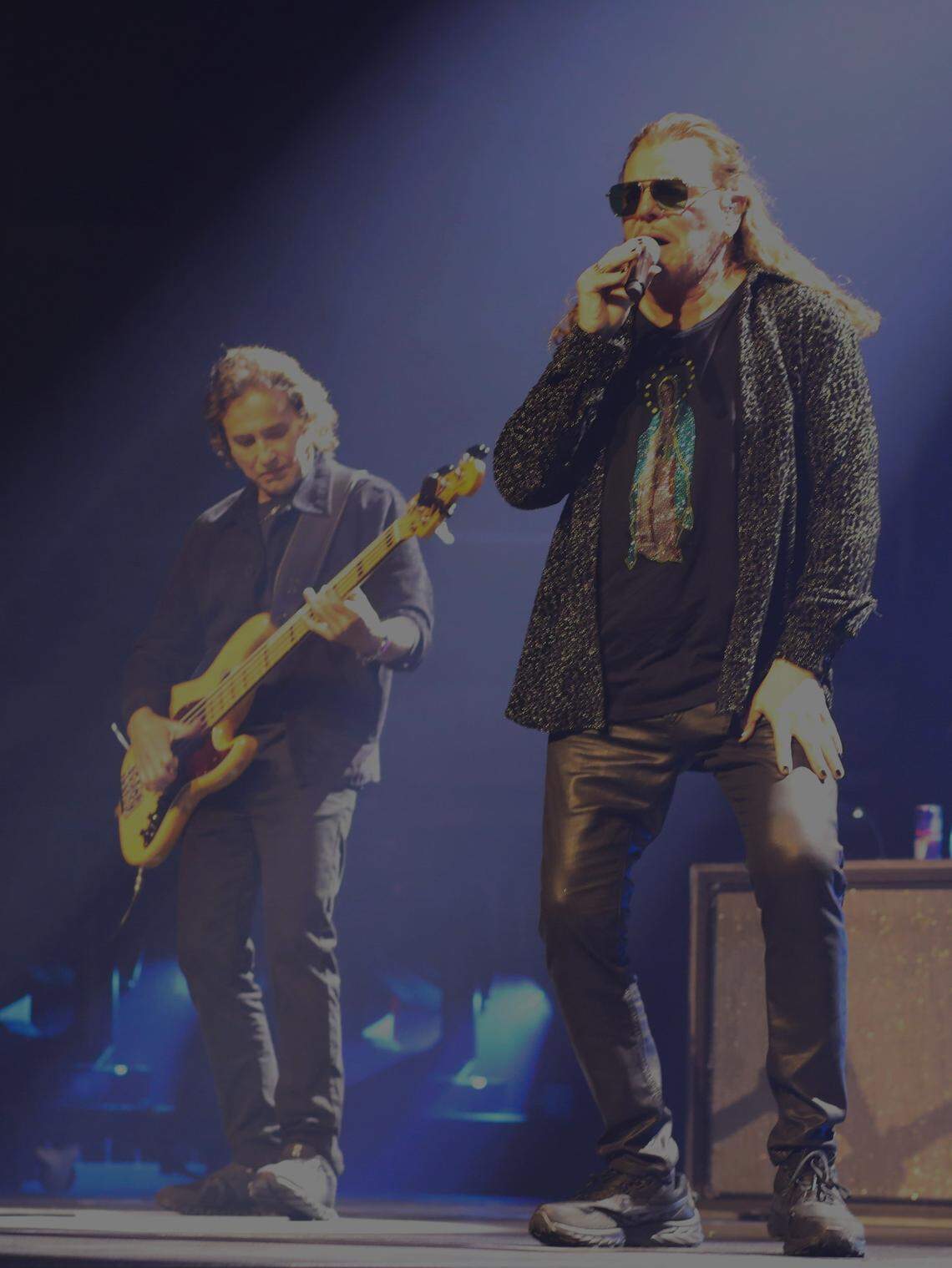 Maná's lead singer and guitarist, Fher Olvera, during his "Vivir sin Aire" tour at the Save Mart Center on Friday, November 28, 2025 in Fresno. | El vocalista y guitarrista de Maná, Fher Olvera, durante su gira “Vivir sin Aire” en el Save Mart Center el viernes 28 de noviembre del 2025 en Fresno.