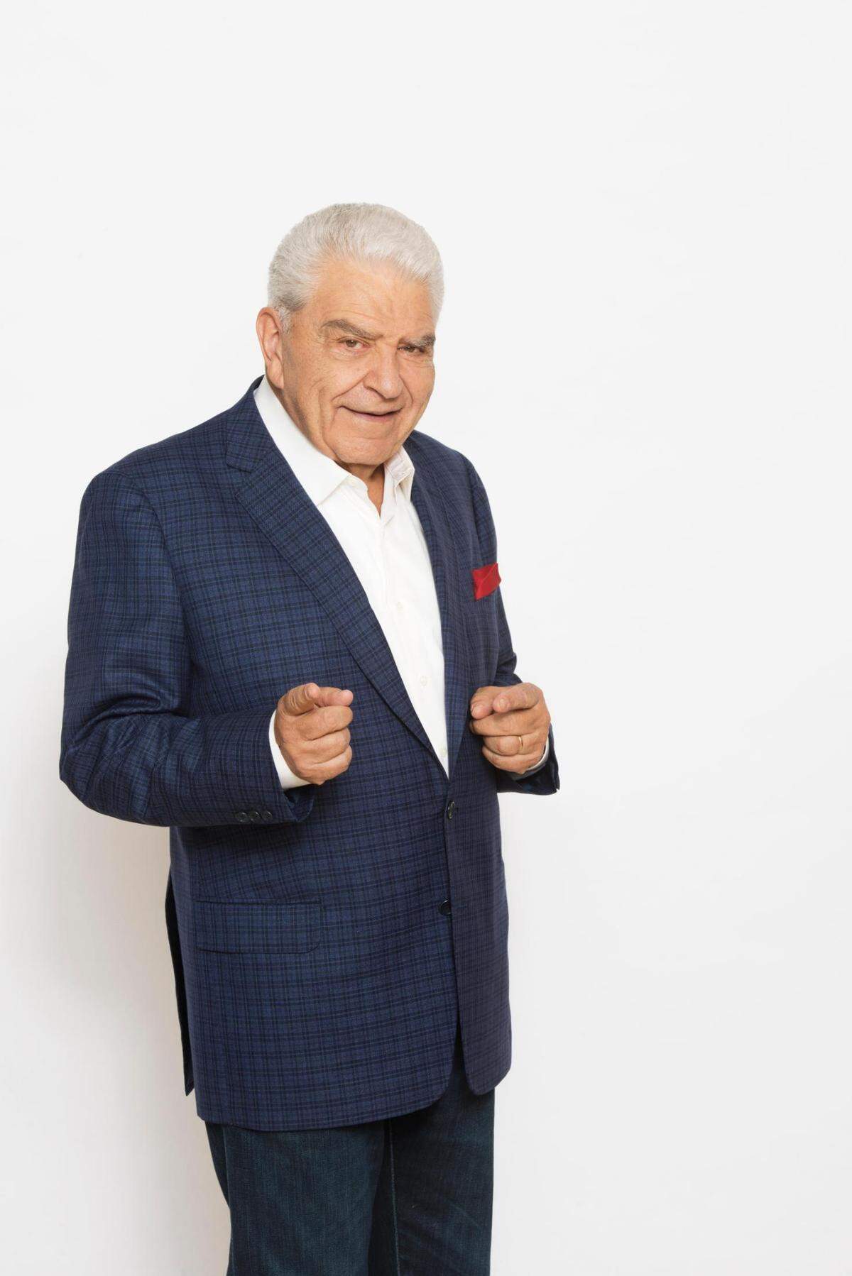 La docuserie limitada ‘Gigante’ no solo rinde homenaje al legado del programa de variedades ‘Sábado Gigante con Don Francisco’ y a su creador y protagonista Mario Kreutzberger, sino también a todos los hogares de habla hispana donde fue un componente esencial. 