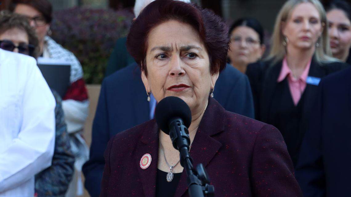 Aumento de muertes en centros de detención de ICE impulsa proyecto de ley en California para obligar a brindar mejor atención