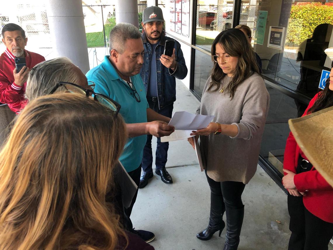 Miembros de la Coalición México 2024 ‘Voto Desde el Extranjero’ se presentaron a fuera del Consulado de México en Fresno a entregar unas cartas donde piden cambios para mejor trato y servicio de la red consular.&nbsp; Leonel Flores entrega las cartas a la cónsul adscrita Nuria Zúñiga Alaníz el 11 de marzo. El consulado estuvo cerrado debido a capacitación de personal.