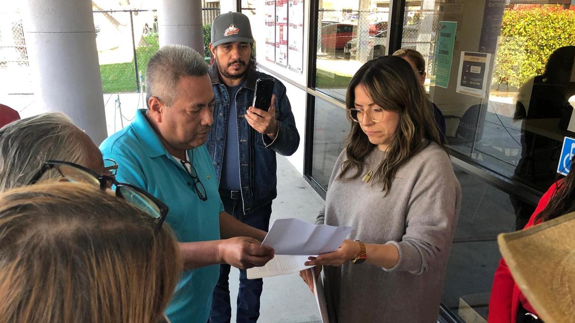 Miembros de la Coalición México 2024 ‘Voto Desde el Extranjero’ se presentaron a fuera del Consulado de México en Fresno a entregar unas cartas donde piden cambios para mejor trato y servicio de la red consular.  Leonel Flores entrega las cartas a la cónsul adscrita Nuria Zúñiga Alaníz el 11 de marzo. El consulado estuvo cerrado debido a capacitación de personal.