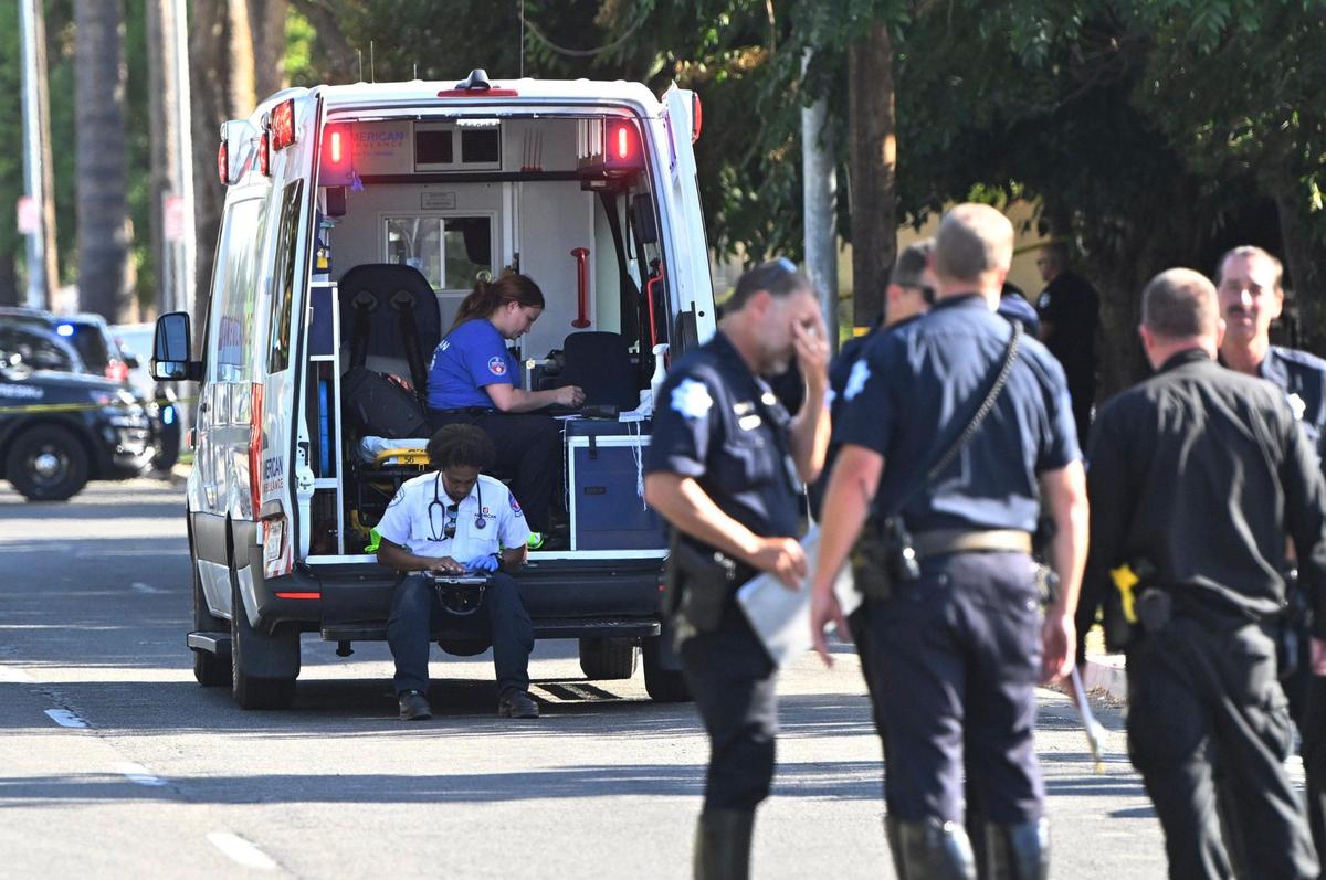 Una ambulancia se ve al fondo mientras policías de Fresno se reúnen alrededor de una parada de autobús donde un joven de 16 años atropelló con su vehículo a una multitud reunida en la parada de autobús en Cedar Avenue, justo al sur de Tulare Street frente a Roosevelt High School, el miércoles 6 de septiembre 2023, en Fresno. El alcalde de Fresno, Jerry Dyer, dijo que no hubo víctimas mortales, aunque varios jóvenes fueron hospitalizados.