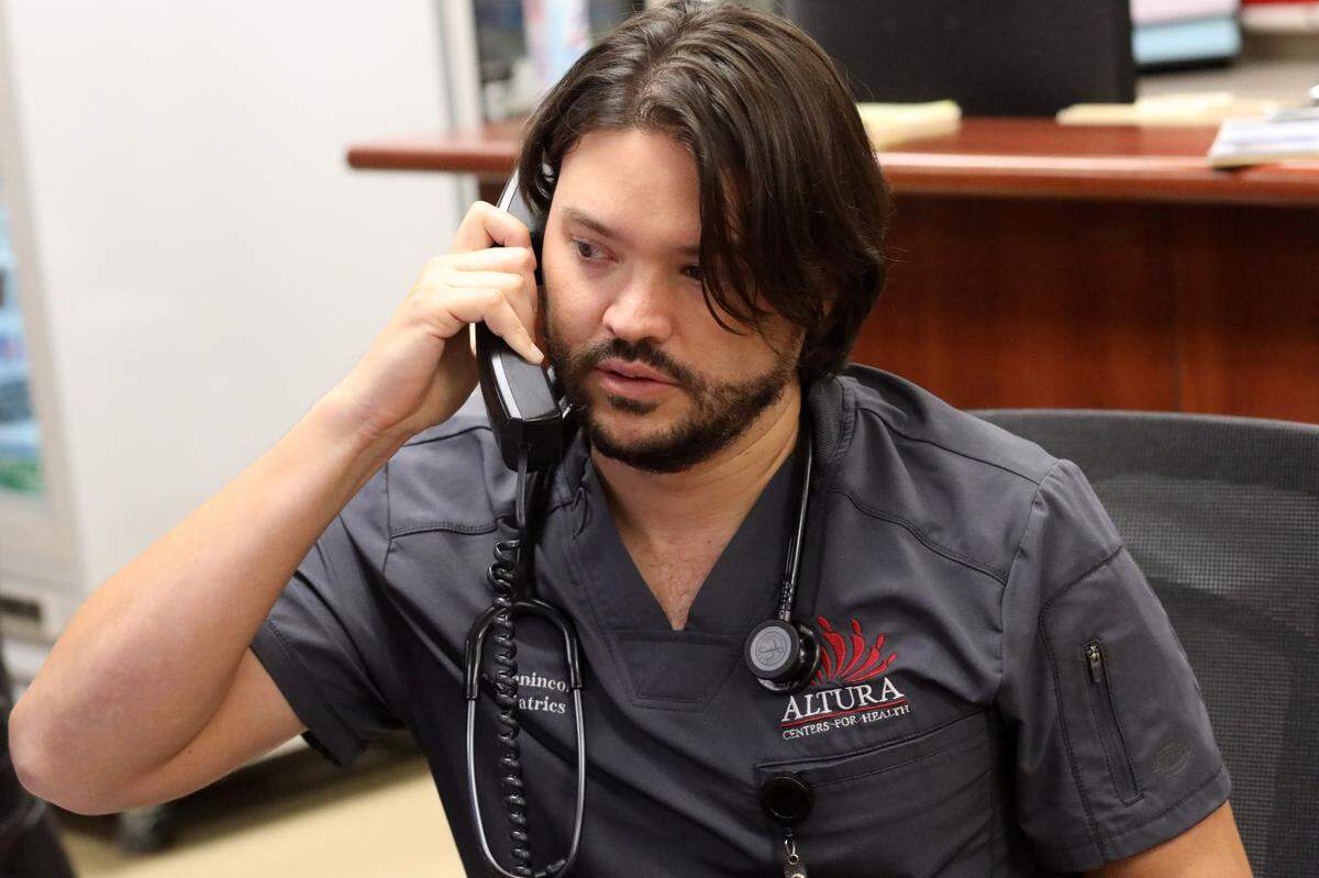 El doctor pediatra Andrés Benincore en la clínica Altura Centers for Healths en el oeste de Tulare el 7 de septiembre del 2023./Pediatrician Dr. Andrés Benincore at the Altura Centers for Healths clinic in west Tulare on September 7, 2023.