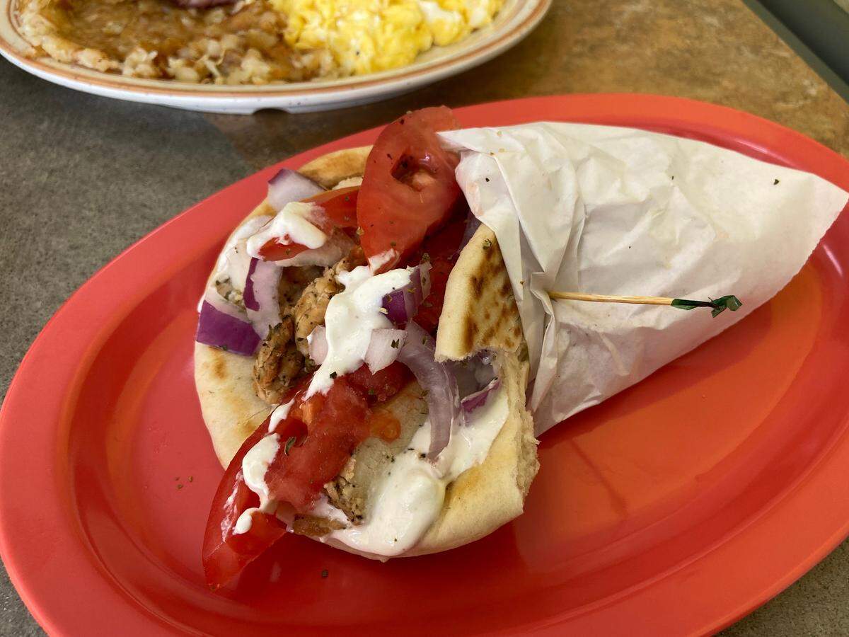 El gyro de pollo del menú es un ejemplo de los antecedentes griegos del chef Angelo Zissou en Z'ss Place, en el centro de Fresno.