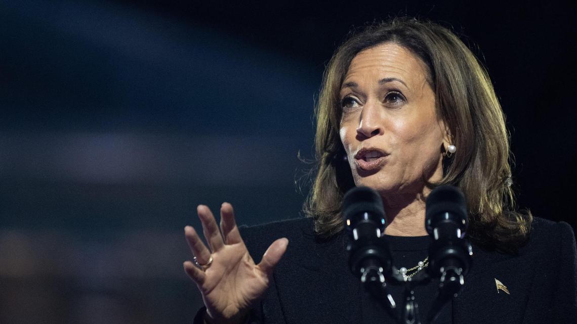 La candidata demócrata a la presidencia estadounidense Kamala Harris durante un acto electoral celebrado en Filadelfia, Pennsylvania, Estados Unidos. Las elecciones presidenciales se celebran este martes. EFE/ David Muse
