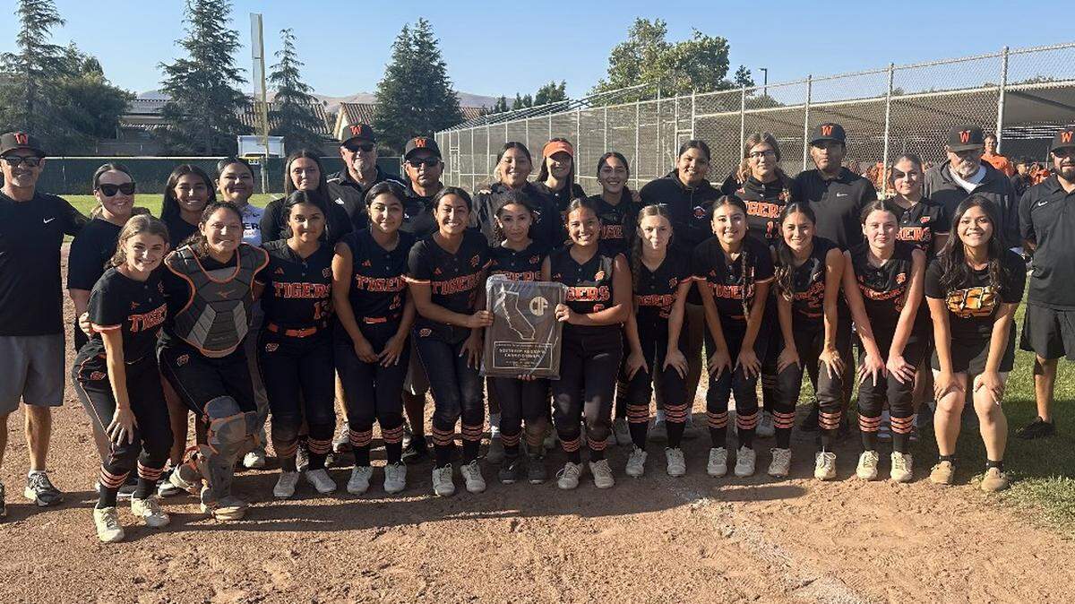 Woodlake High softball poses for a team photo after winning the CIF SoCal Division IV title on Saturday, June 7, 2025.