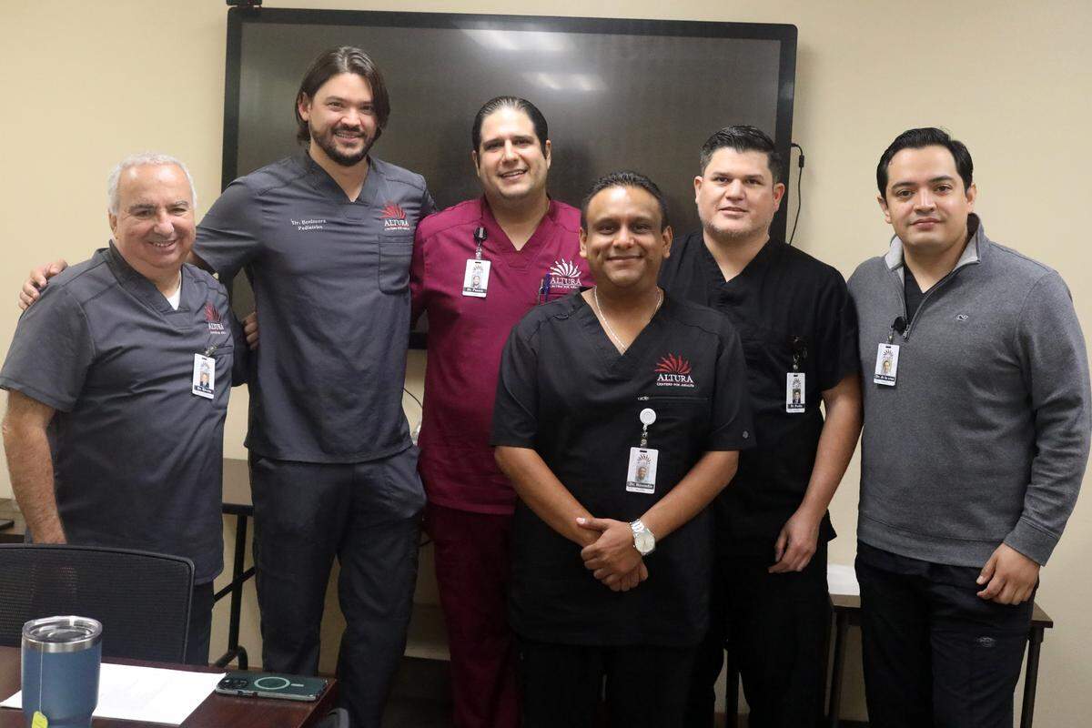 Médicos del programa piloto AB 1045 México para Centros de Salud Altura el 7 de septiembre de 2023. De izquierda a derecha: Jorge Ruiz Rivera, director Médico de Atura a cargo de los médicos de México, Dr. Andrés Benincore, Gonzalo Puente, Faustino Raúl Reséndiz, Jorge Rocha y Rodrigo De la Cruz./ Doctors from the Ab1045 Mexico Pilot program for Altura Centers for Health on September 7, 2023. Left to right: Jorge Ruiz Rivera, Atura’s Chief Medical Officer in charge of the doctors, Dr. Andrés Benincore, Gonzalo Puente, Faustino Raúl Reséndiz, Jorge Rocha and Rodrigo De la Cruz.