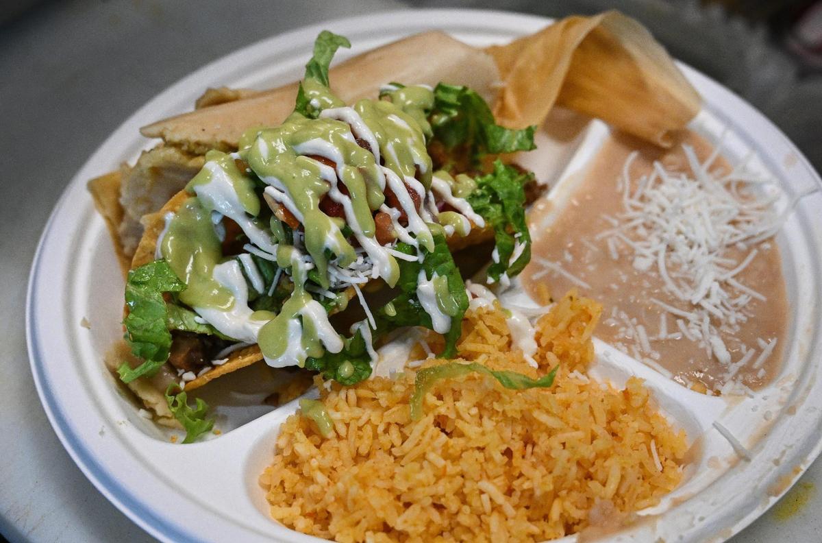 Un taco vegano de carne asada y un tamal de yaca con salsas caseras, arroz y frijoles preparados en el restaurante La Jacka, en el centro de Fresno.