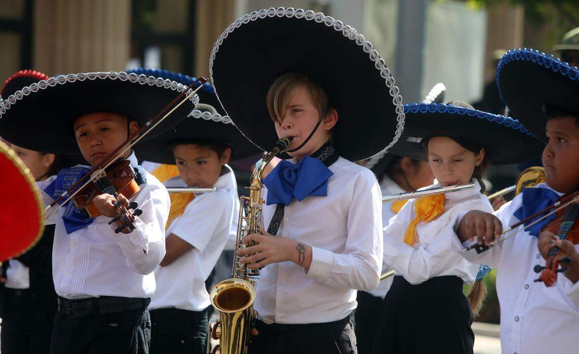Miembros del mariachi de Leavensworth Elementary School actúan durante la celebración de las Fiestas Patrias en el centro de Fresno, el 24 de septiembre de 2023.
