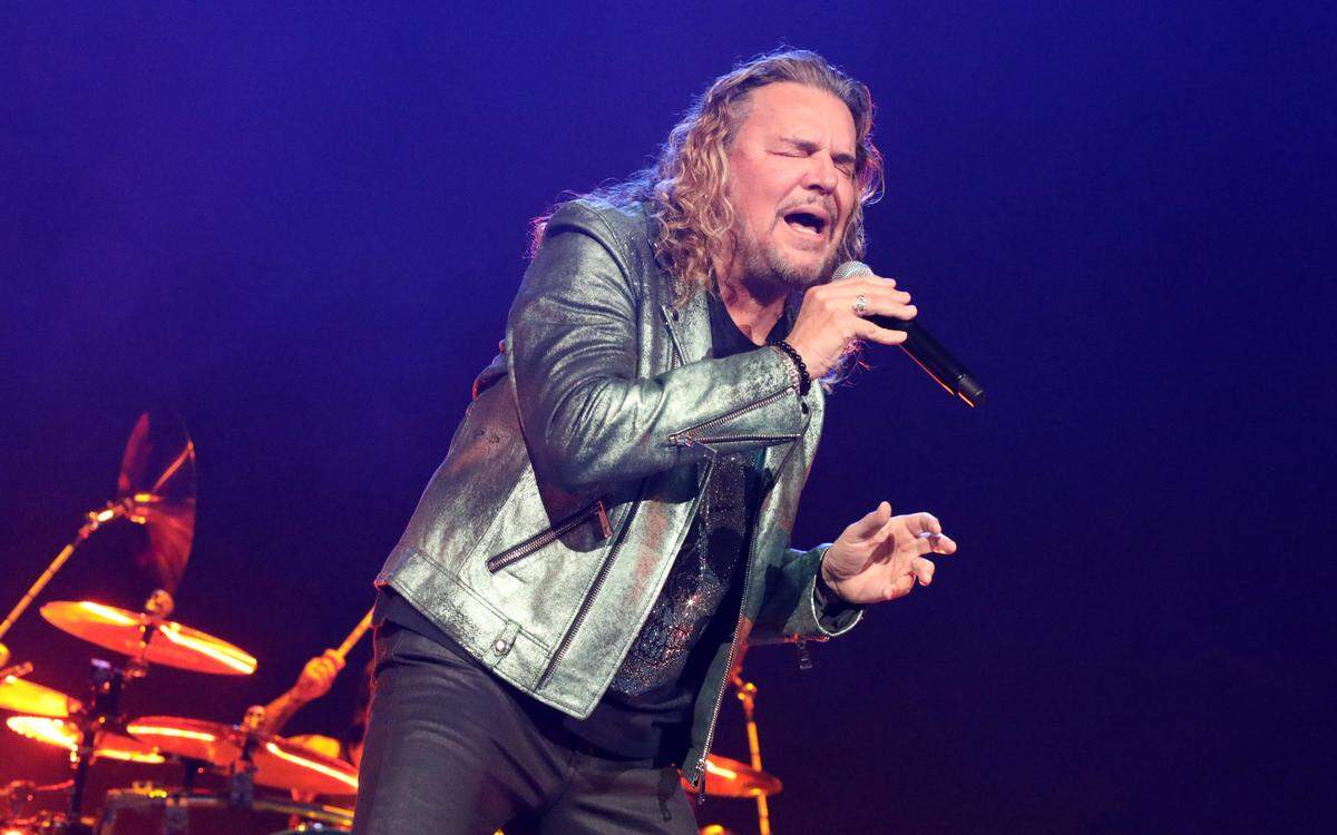 El vocalista y guitarrista de Maná, Fher Olvera, se presenta durante su gira México Lindo y Querido en el Save Mart Center el viernes 1 de diciembre de 2023 en Fresno.