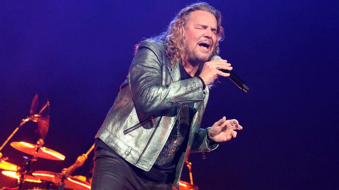 El vocalista y guitarrista de Maná, Fher Olvera, se presenta durante su gira México Lindo y Querido en el Save Mart Center el viernes 1 de diciembre de 2023 en Fresno.