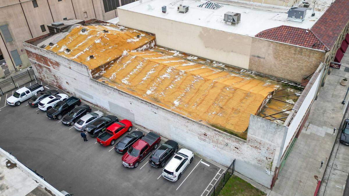 A vacant 9,500-square-foot building on Fulton Street in downtown Fresno is causing concern for the historic Warnors Theatre next door. The building at 1440 Fulton has received numerous code enforcement notices and has the theater worried about pest problems and increased fire risk to the historic venue.