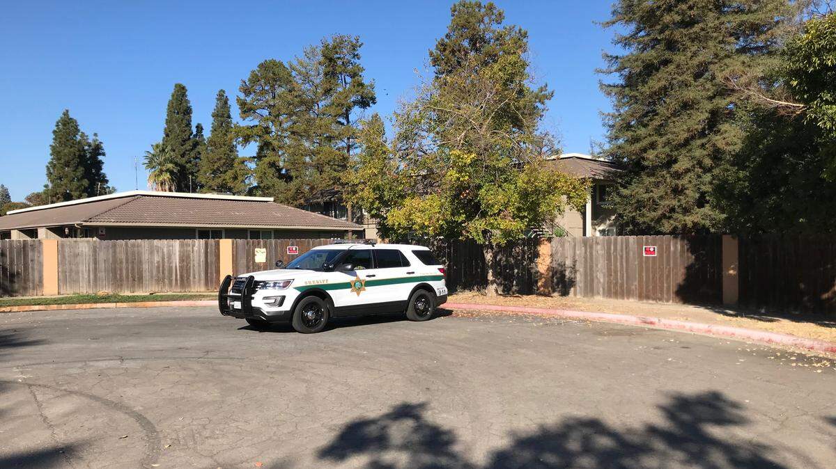 A Fresno County Sheriff’s deputy at the scene of a Sunday night shooting at West Roberts and East Nantucket avenues on Nov. 6, 2018. A woman was critically injured when she was struck by multiple gunshots. Suspects remain at large.