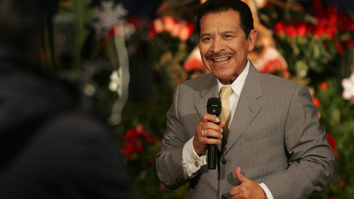 Gil García Padrón anuncia la cobertura hecha por Azteca América 39 de la celebración de la Virgen de Guadalupe en la Catedral de San Juan, en 2009