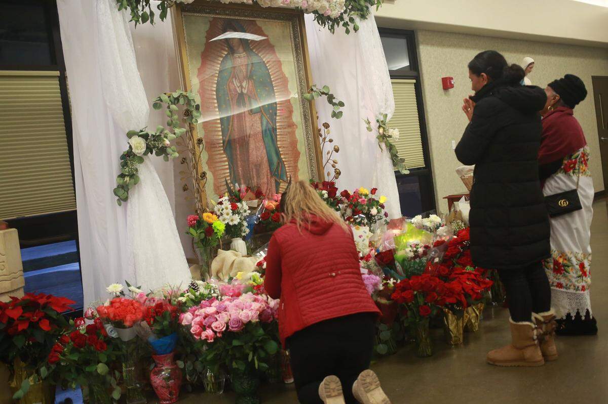 Unas 800 personas celebraron a la Virgen de Guadalupe con las mañanitas, danzantes, un rosario, mariachi, misa y pan dulce y chocolate caliente el 12 de diciembre en Visalia.