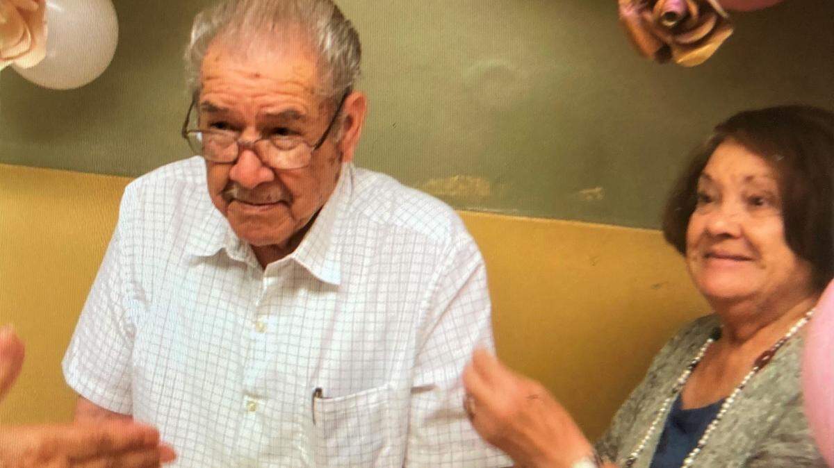 La Sra. Alma Flores comparte una foto de ella y su esposo Oziel Flores durante un evento.
