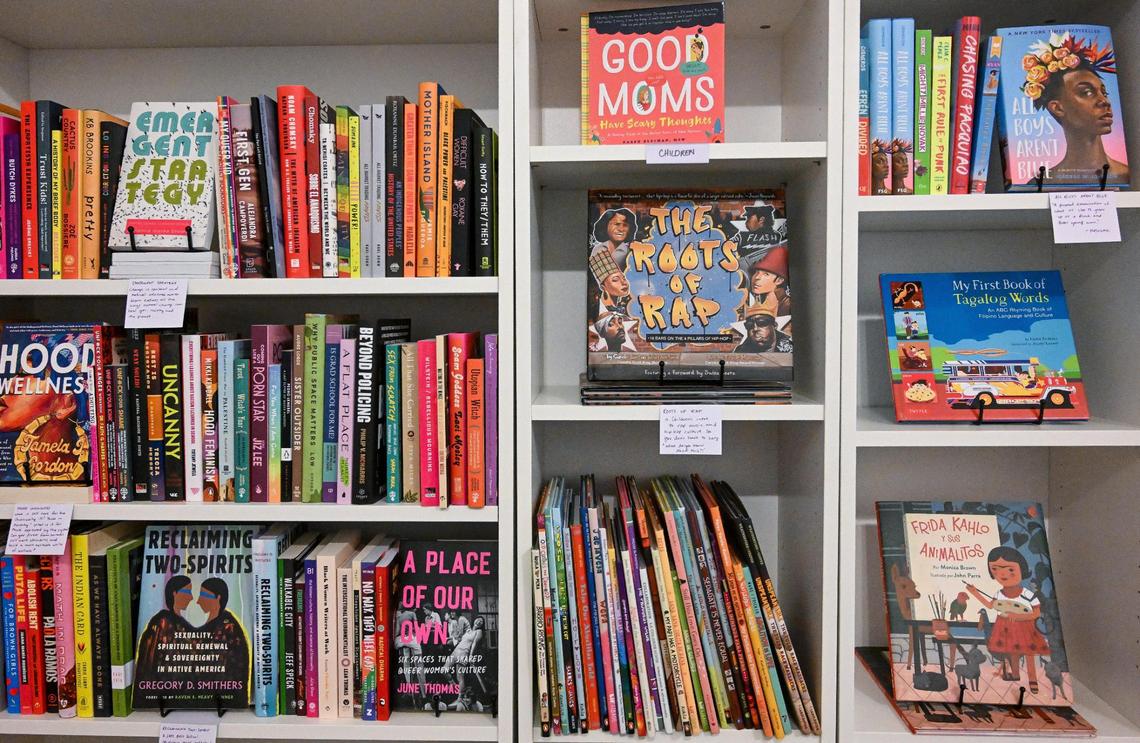 Títulos de libros se exhiben en Judging by the Cover, una librería independiente en el Barrio Chino de Fresno.