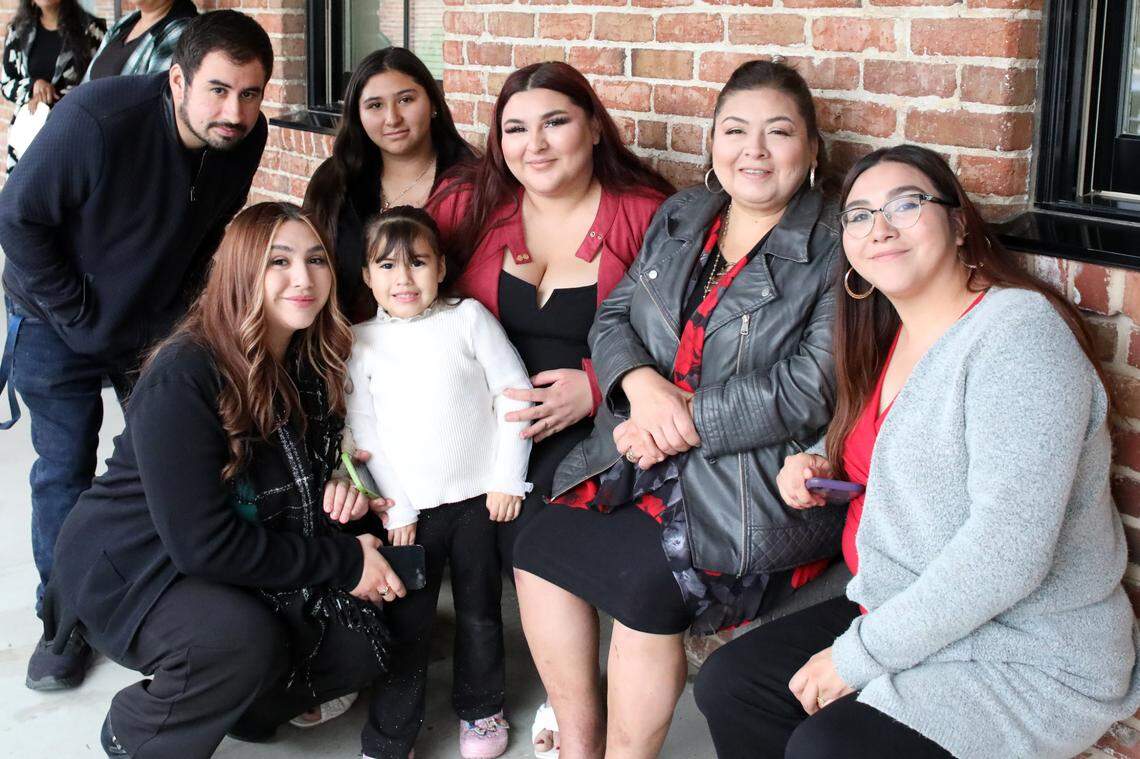 Rosa Barriga (segunda por la derecha) y sus cuatro hijas adultas esperaron a su esposo Gonzalo Barriga, quien también se nacionalizó el 20 de diciembre de 2023, en Fresno.
